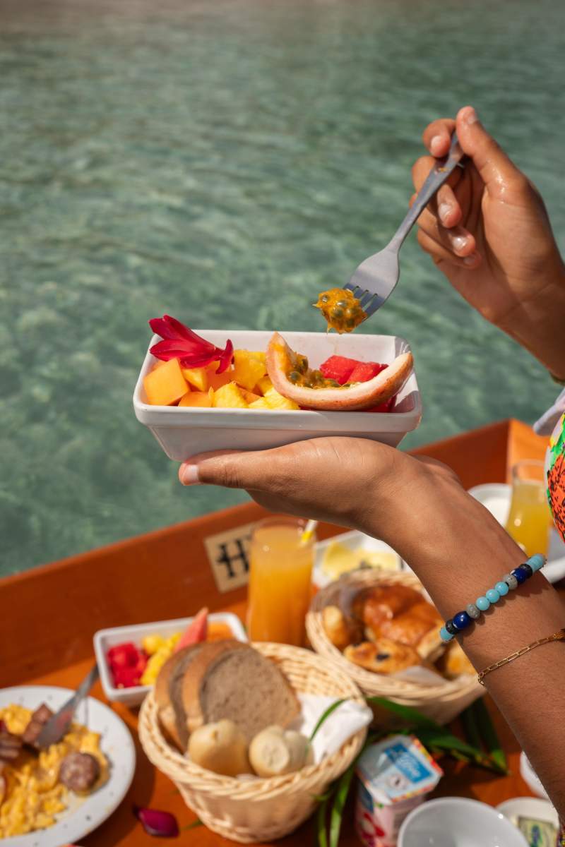 Petit déjeuner flottant en mer Hôtel Bambou Martinique